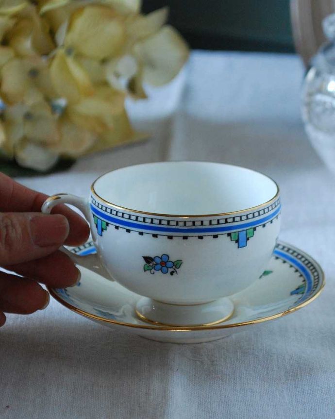 アンティーク 陶磁器の雑貨　アンティーク雑貨　ブルーのアールデコが美しいアンティーク、パラゴンのカップ＆ソーサー。お茶の時間をもっと優雅に･･･眺めているだけじゃもったいないので、実用的に使って下さい。(m-2524-z)