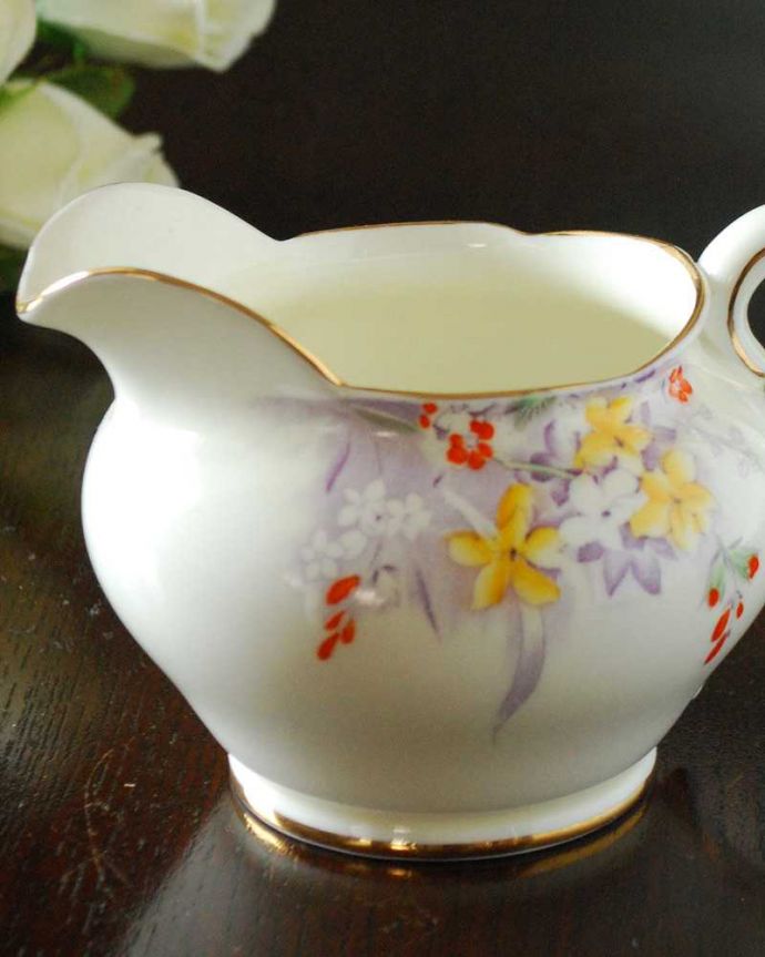 アンティーク 陶磁器の雑貨　アンティーク雑貨　可愛いお花たちが描かれたパラゴンのアンティークミルクジャグ。お茶の時間に欠かせないミルクピッチャー紅茶を愛する英国のお茶の時間に欠かせないミルクティーのために作られた陶磁器のミルクピッチャー。(m-2525-z)