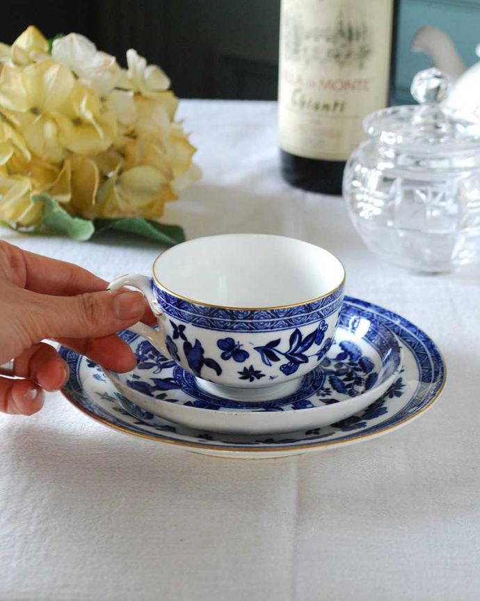 アンティーク 陶磁器の雑貨　アンティーク雑貨　ブルー＆ホワイトのデザインが美しい、英国の名窯コールポートのアンティークトリオ。お茶の時間をもっと優雅に･･･眺めているだけじゃもったいないので、実用的に使って下さい。(m-2528-z)