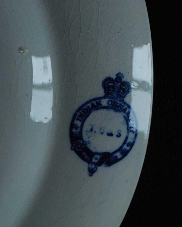 アンティーク 陶磁器の雑貨　アンティーク雑貨　1880年代のＴ.Ｇ.ブース窯のインディアン・オーナメントのアンティークプレート。裏側には品質の証製造メーカー保証の意味がこもった窯印、ポーセリンマークがあります。(m-2534-z)