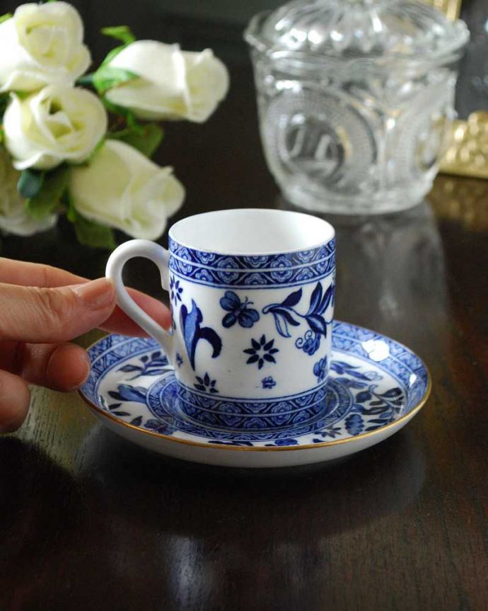 アンティーク 陶磁器の雑貨　アンティーク雑貨　英国の名窯、コールポートのデザインが美しいブルー＆ホワイトのカップ＆ソーサー。お茶の時間をもっと優雅に･･･眺めているだけじゃもったいないので、実用的に使って下さい。(m-2539-z)