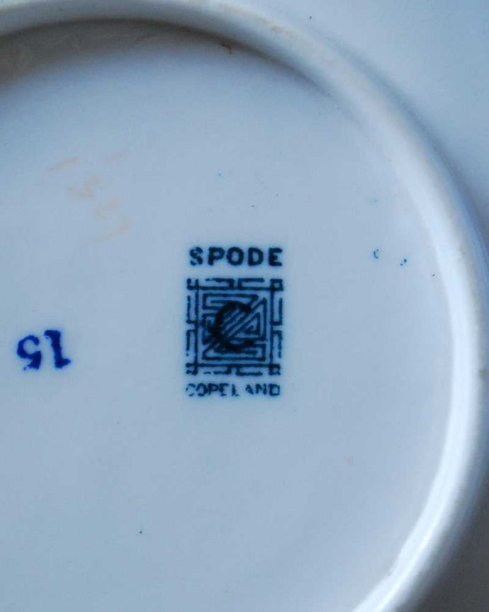 アンティーク 陶磁器の雑貨　アンティーク雑貨　英国コープランド（スポード）のシノワズリな雰囲気漂うアンティークのカップ＆ソーサー。裏側には品質の証製造メーカー保証の意味がこもった窯印、ポーセリンマークがあります。(m-2543-z)