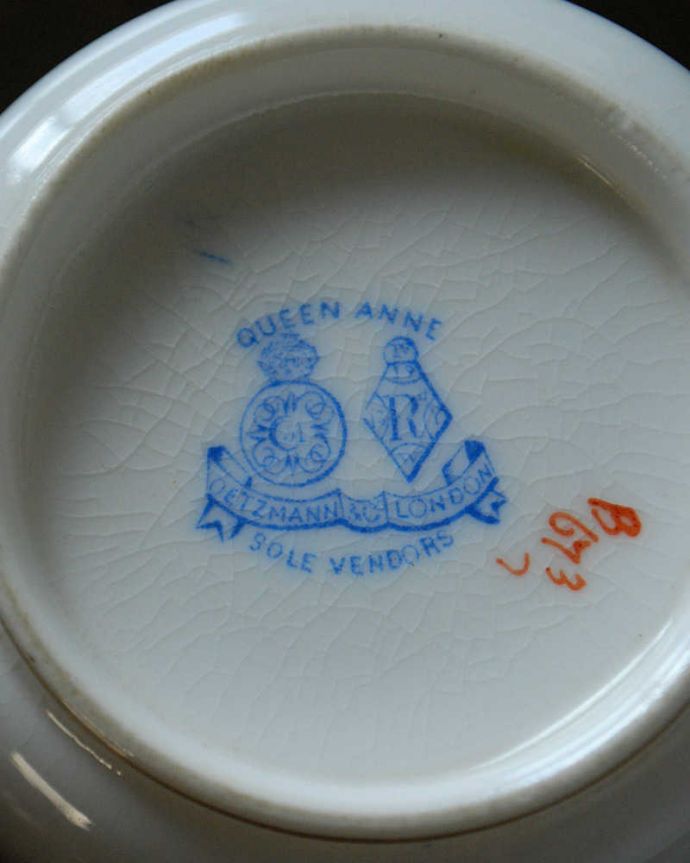 アンティーク 陶磁器の雑貨　アンティーク雑貨　真ん丸な持ち手もかわいいロイヤルウースターのアンティークカップ＆ソーサー（トリオ）。裏側には品質の証製造メーカー保証の意味がこもった窯印、ポーセリンマークがあります。(m-2544-z)