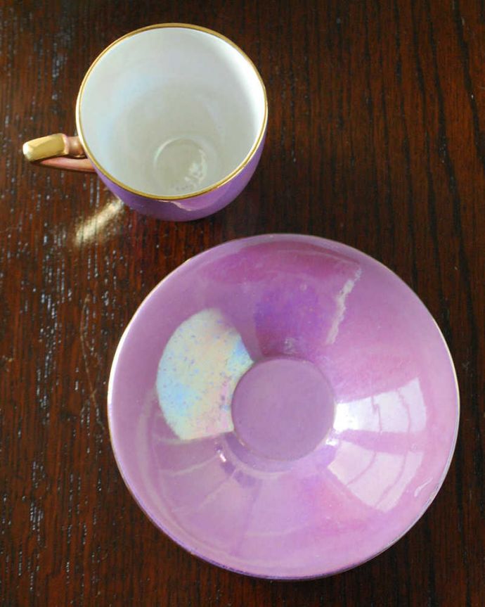 アンティーク 陶磁器の雑貨　アンティーク雑貨　鮮やかなパープルが特徴的なカールトンウェアのアンティークコーヒーカップ＆ソーサー。上から見るとこんな感じです状態のいいものだけを選んでいますが、アンティークなのでキズや欠けがある場合があります。(m-2545-z)