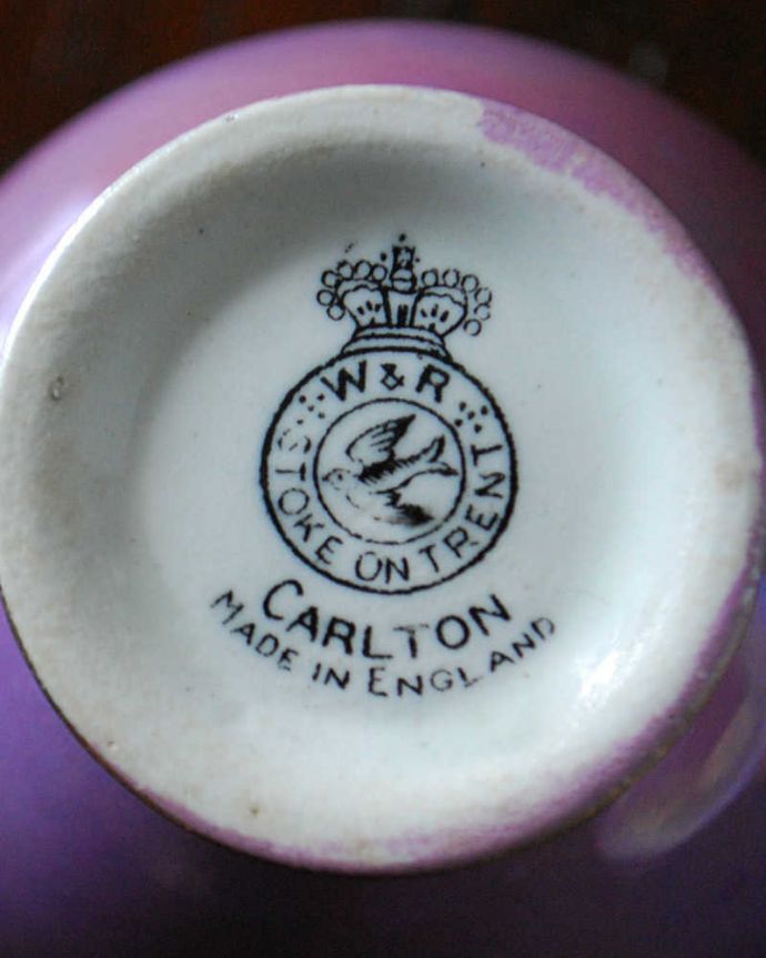 アンティーク 陶磁器の雑貨　アンティーク雑貨　鮮やかなパープルが特徴的なカールトンウェアのアンティークコーヒーカップ＆ソーサー。裏側には品質の証カールトンウェアはマークまで独創的でとっても可愛いんです。(m-2545-z)