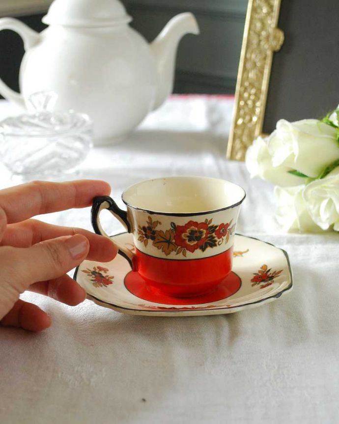 アンティーク 陶磁器の雑貨　アンティーク雑貨　黒い縁取りとしっとりとした赤いお花のデザインが素敵なウェッジウッドのアンティークコーヒーカップ＆ソーサー。お茶の時間をもっと優雅に･･･眺めているだけじゃもったいないので、実用的に使って下さい。(m-2547-z)
