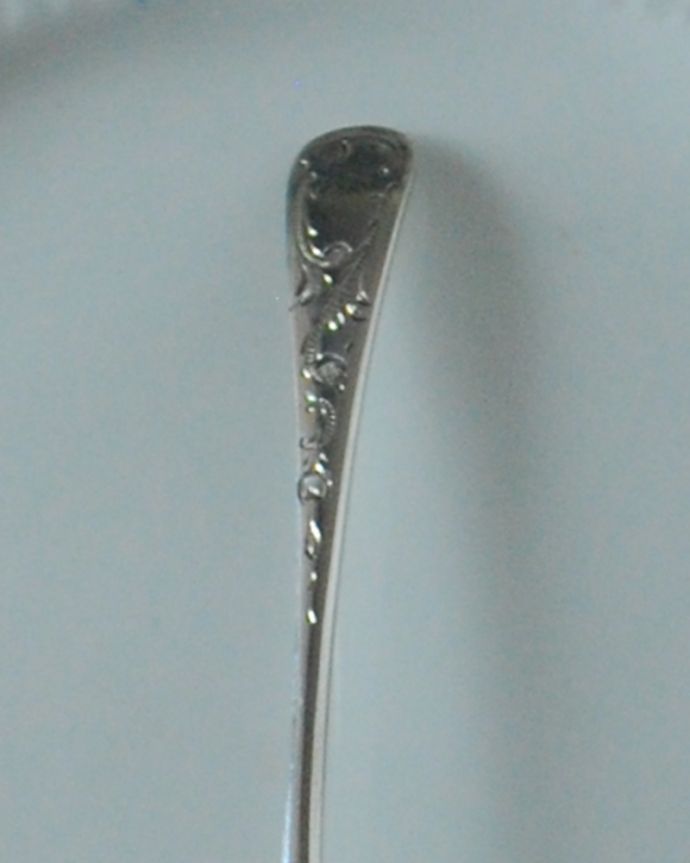 アンティーク シルバー製　アンティーク雑貨　英国アンティークの銀カトラリー、シェフィールド製の純銀スプーン。大切に受け継がれる本物の輝き細かい細工が施された英国を代表するアンティーク、シルバー製品。(m-2554-z)