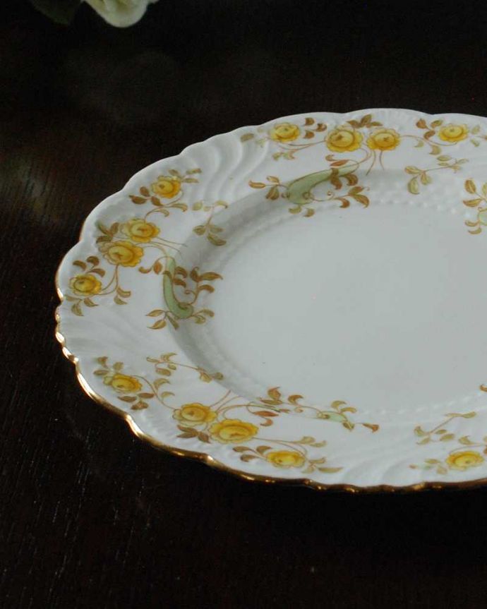 アンティーク 陶磁器の雑貨　アンティーク雑貨　パラゴン窯のアンティークプレート(金縁白地に黄色のお花)　。一番使いやすいサイズのパンプレート食事の時、パンを乗せるために使われるプレートは、一番使いやすく実用的な大きさ。(m-2555-z)