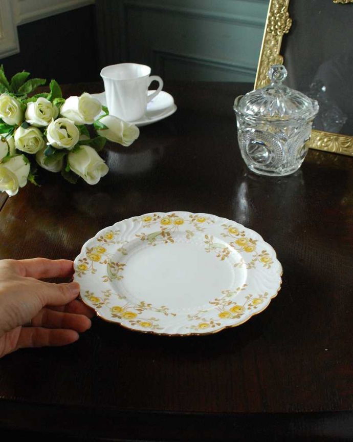 アンティーク 陶磁器の雑貨　アンティーク雑貨　パラゴン窯のアンティークプレート(金縁白地に黄色のお花)　。飾って使って楽しむアンティーク実用的に一番使いやすいサイズ。(m-2555-z)
