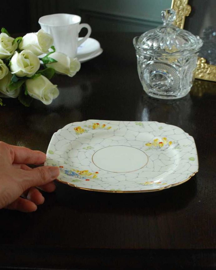 アンティーク 陶磁器の雑貨　アンティーク雑貨　可愛いお花たちが描かれたパラゴンの四角形アンティークプレート。飾って使って楽しむアンティーク実用的に一番使いやすいサイズ。(m-2556-z)