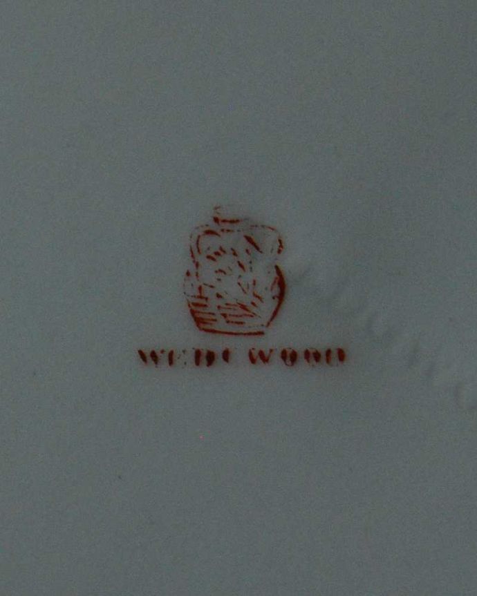 アンティーク 陶磁器の雑貨　アンティーク雑貨　英国で見つけた朱色が美しいアンティークプレート（ウエッジウッド）。裏側には品質の証製造メーカー保証の意味がこもった窯印、ポーセリンマークがあります。(m-2558-z)