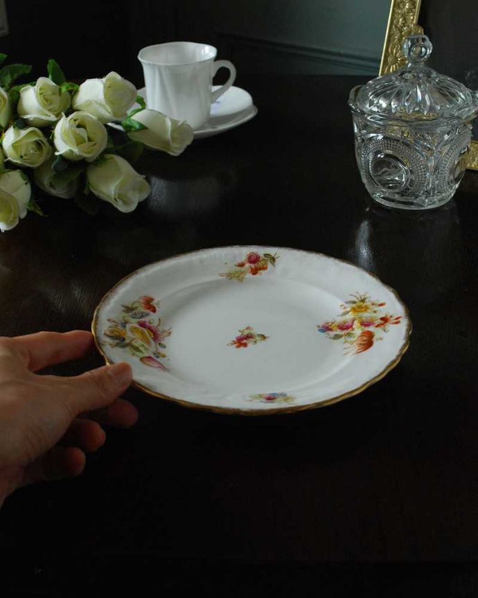 アンティーク 陶磁器の雑貨　アンティーク雑貨　1890年代のイギリスで見つけたお花のアンティークプレート（ウィリアムソン）。飾って使って楽しむアンティーク実用的に一番使いやすいサイズ。(m-2562-z)