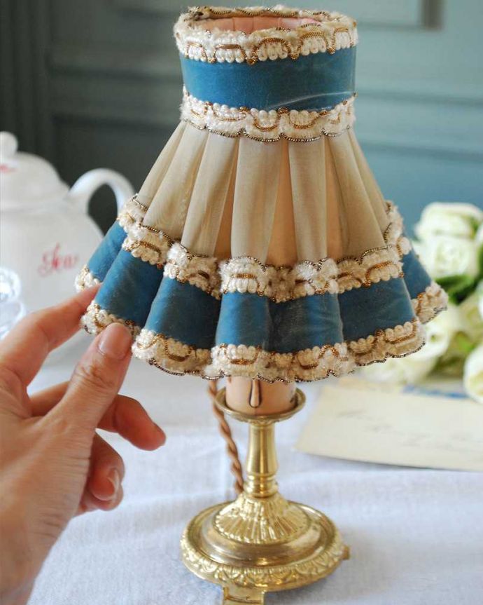シャンデリア球のシェード　照明・ライティング　女性らしい刺繍がエレガントなフランスのアンティーク布シェード。あっという間にドレスアップアンティークらしい美しいデザイン。(m-2585-z)