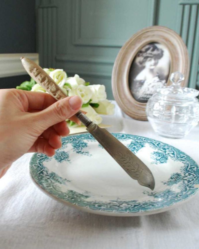 アンティーク 真鍮の雑貨　アンティーク雑貨　英国の銀食器、BUTTERのアクセントがお洒落なアンティークシルバーのバターナイフ。自宅でも特別な食事の時間が楽しめます。(m-2592-z)