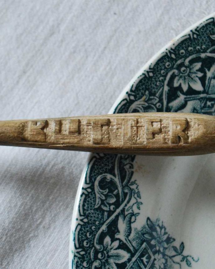 アンティーク 真鍮の雑貨　アンティーク雑貨　英国の銀食器、BUTTERのアクセントがお洒落なアンティークシルバーのバターナイフ。ＢＵＴＴＥＲと彫刻されています。(m-2592-z)