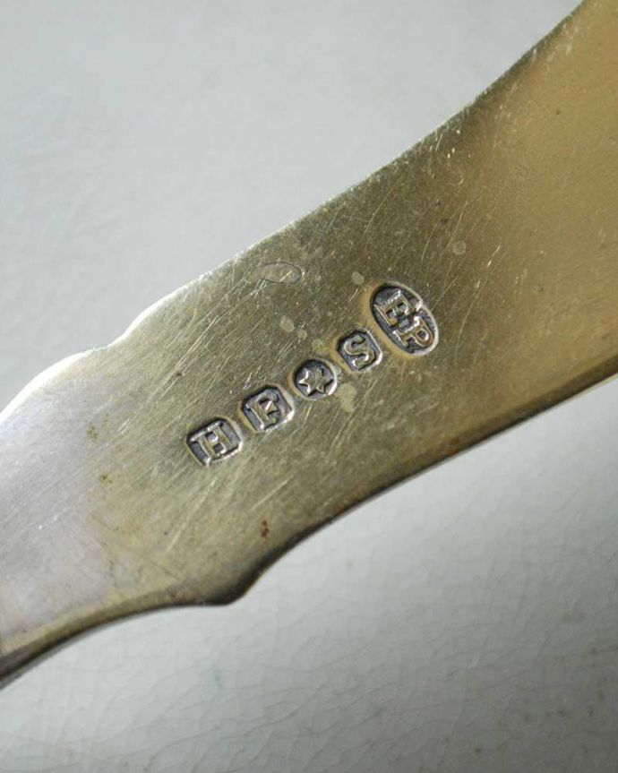 アンティーク 真鍮の雑貨　アンティーク雑貨　隅々まで美しい・・白蝶貝の柄のアンティークシルバーバターナイフ。裏側には品質の証ホールマークが付いていました。(m-2593-z)