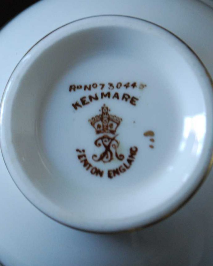 アンティーク 陶磁器の雑貨　アンティーク雑貨　優雅なバラが描かれたラドフォード窯のアンティークカップ＆ソーサー（トリオ）。裏側には品質の証製造メーカー保証の意味がこもった窯印、ポーセリンマークがあります。(m-2596-z)