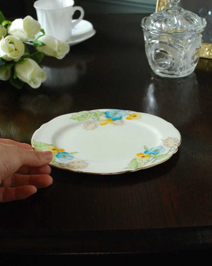 アンティーク 陶磁器の雑貨　アンティーク雑貨　ブルー×イエローのお花が食卓を華やかに彩ってくれるアンティークプレート（パラゴン窯）。飾って使って楽しむアンティーク実用的に一番使いやすいサイズ。(m-2597-z)