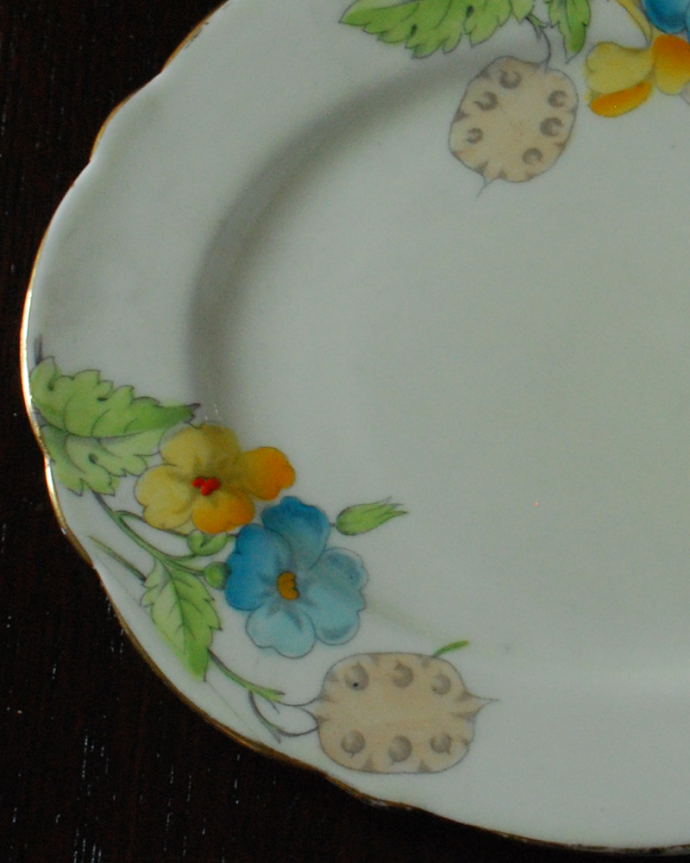 アンティーク 陶磁器の雑貨　アンティーク雑貨　ブルー×イエローのお花が食卓を華やかに彩ってくれるアンティークプレート（パラゴン窯）。めずらしいオーバル型のプレートあまり見かけない楕円型のプレートは実用的な大きさ。(m-2597-z)