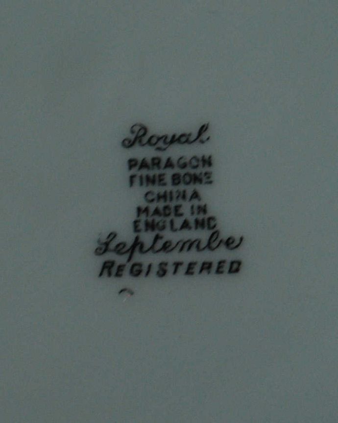 アンティーク 陶磁器の雑貨　アンティーク雑貨　イギリスで見つけたパラゴン窯の八角形アンティークプレート。裏側には品質の証製造メーカー保証の意味がこもった窯印、ポーセリンマークがあります。(m-2600-z)