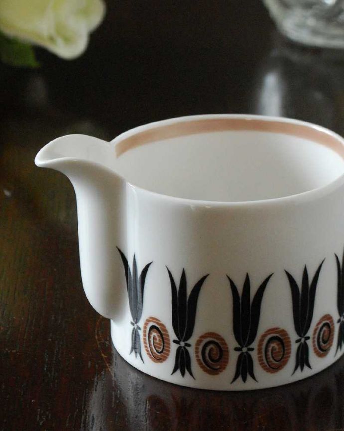 スージークーパー　アンティーク雑貨　スージークーパーのアンティーククリーマー（コリンティアン）。お茶の時間に欠かせないミルクピッチャー紅茶を愛する英国のお茶の時間に欠かせないミルクティーのために作られた陶磁器のミルクピッチャー。(m-2602-z)