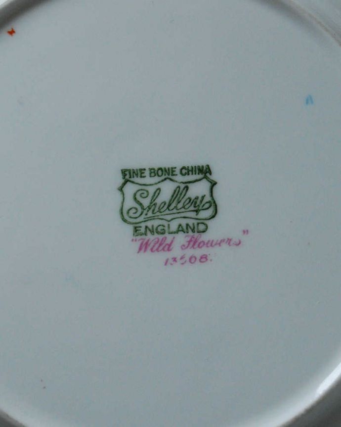 シェ―リー窯　アンティーク雑貨　爽やかなお茶の時間を楽しむアンティーク食器、シェリー窯のカップ＆ソーサートリオ。裏側には品質の証1945～1966年製造のシェリーのバックスタンプがあります。(m-2617-z)