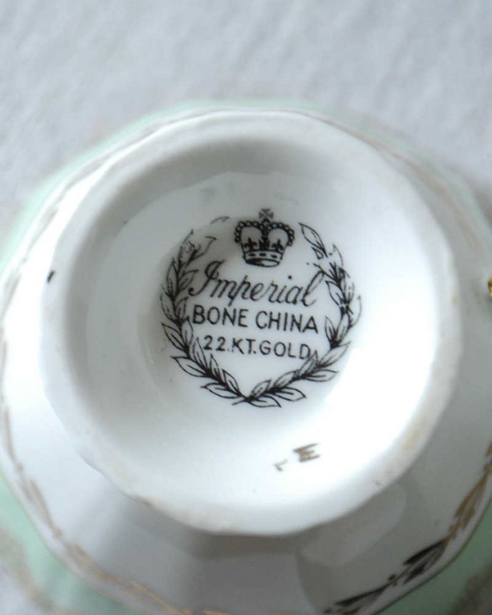 アンティーク 陶磁器の雑貨　アンティーク雑貨　ピンクとイエローの薔薇×金彩が美しいイギリスで見つけたアンティークカップ＆ソーサー。裏側には品質の証製造メーカー保証の意味がこもった窯印、ポーセリンマークがあります。(m-2621-z)