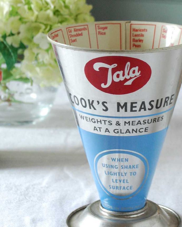 アンティーク その他の雑貨　アンティーク雑貨　イギリスで見つけたTala社製のアンティークメジャーカップ。ロゴも色使いも、かたちもキュート！アンティークなので多少のキズ・汚れがある場合があります。(m-2622-z)