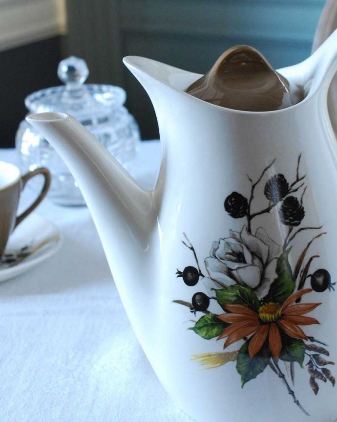 アンティーク 陶磁器の雑貨　アンティーク雑貨　シックなお花のデザインが素敵なミッドウィンター社のアンティークティーポット。お茶の時間に欠かせないティーポット紅茶を愛する英国のお茶の時間に欠かせない陶磁器のティーポット。(m-2634-z)