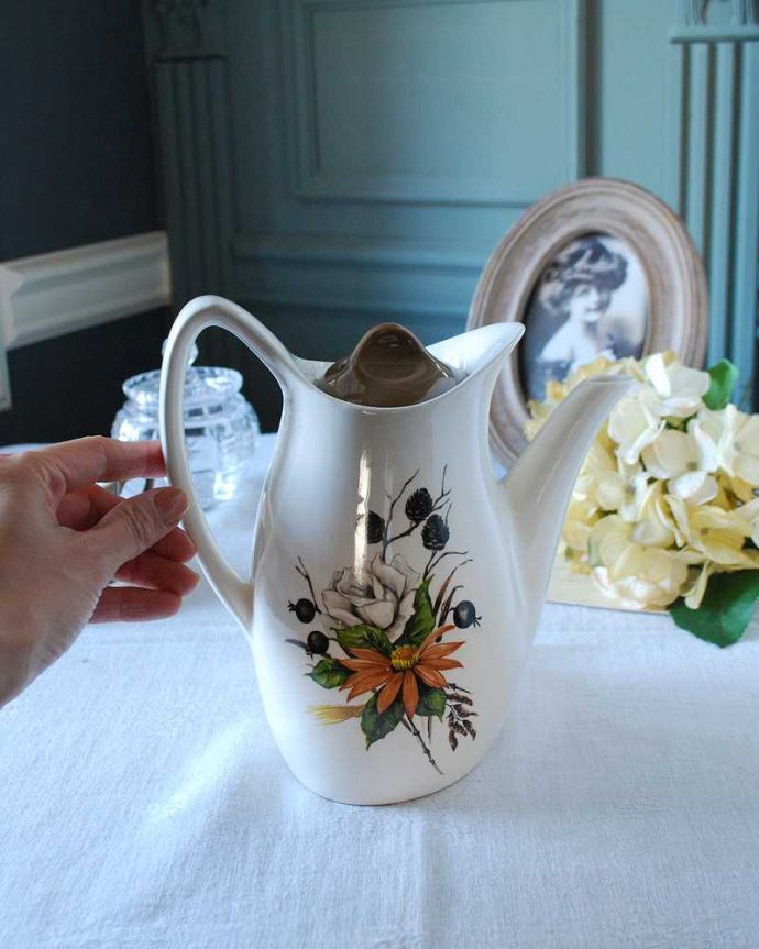 アンティーク 陶磁器の雑貨　アンティーク雑貨　シックなお花のデザインが素敵なミッドウィンター社のアンティークティーポット。自分だけの使い方で使ってみましょうたっぷり紅茶が注げるサイズ。(m-2634-z)