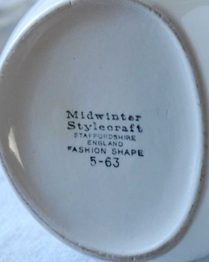 アンティーク 陶磁器の雑貨　アンティーク雑貨　シックなお花のデザインが素敵なミッドウィンター社のアンティークティーポット。裏側には品質の証製造メーカー保証の意味がこもった窯印、ポーセリンマークがあります。(m-2634-z)