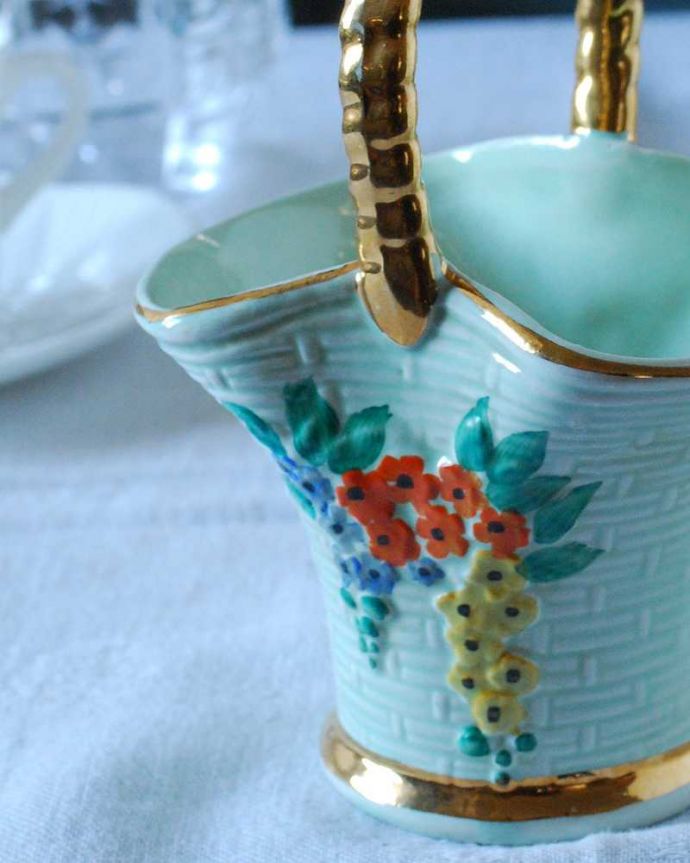 ゴールドカラーの持ち手が華やかなお花模様の陶器バスケット、イギリス