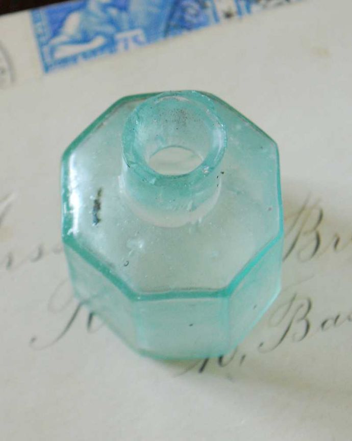 アンティーク ガラスボトル　アンティーク雑貨　イギリスで見つけたアンティーク、八角形のシルエットのインクボトル。上から見るとこんな感じですアンティークなので多少のキズやカケがある場合はありますが、使用上問題はありませんのでご了承下さい。(m-2639-z)