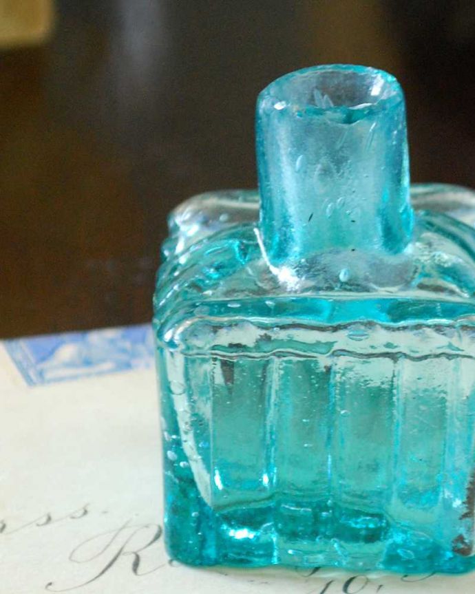 アンティーク ガラスボトル　アンティーク雑貨　ペン置きが付いたブルーグリーンがきれいなアンティークインクボトル。１輪挿しにしたり、窓辺に置くと１つ１つ違うガラスの表情が楽しめます。(m-2645-z)