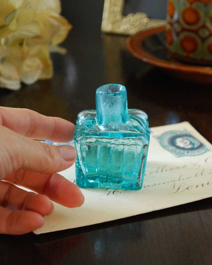 アンティーク ガラスボトル　アンティーク雑貨　ペン置きが付いたブルーグリーンがきれいなアンティークインクボトル。長年使われてきたインクボトルはとっても味わい深い一品です。(m-2645-z)