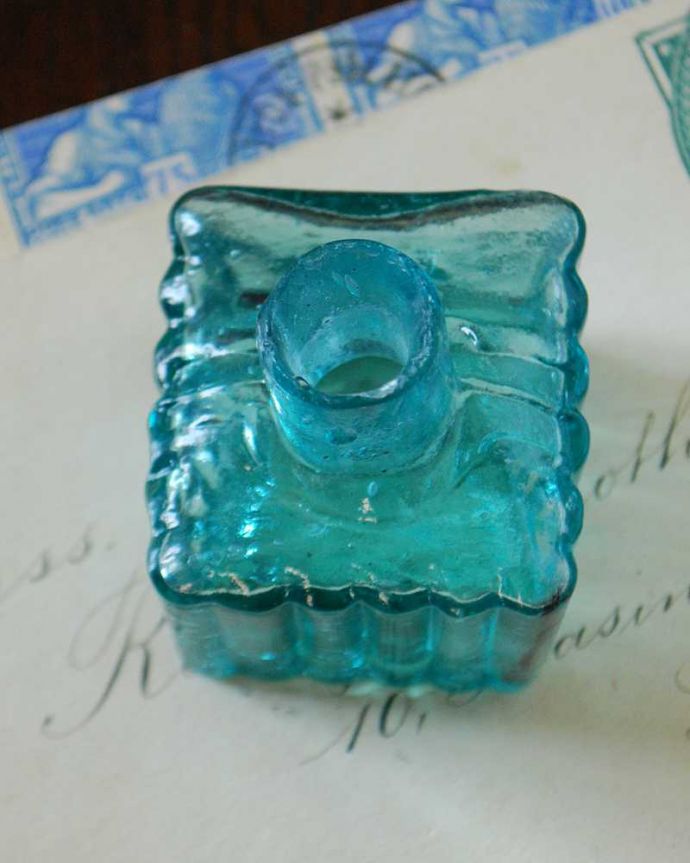 アンティーク ガラスボトル　アンティーク雑貨　ペン置きが付いたブルーグリーンがきれいなアンティークインクボトル。アンティークなので多少のキズ・汚れがある場合があります。(m-2645-z)