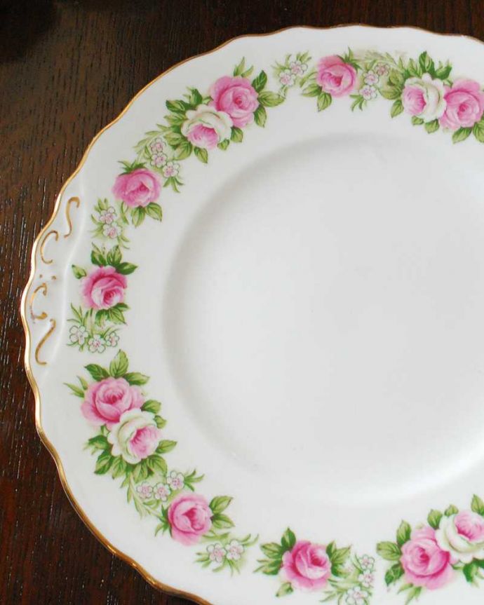 アンティーク 陶磁器の雑貨　アンティーク雑貨　大きなピンクのバラが咲き誇るアンティークのB＆Bプレート。ティータイムでバター付きのパンを置くための一枚Bread＆Butterプレート、通称B＆Bプレートと呼ばれるお皿。(m-2654-z)