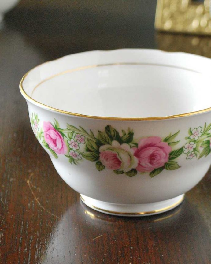 アンティーク 陶磁器の雑貨　アンティーク雑貨　華やかなピンクのバラが咲き誇るアンティークのシュガーポット。お茶の時間を華やかにしてくれるアンティークティータイムを楽しむための茶道具の一つシュガーボウル。(m-2656-z)