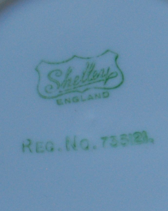 シェ―リー窯　アンティーク雑貨　英国シェリー窯のDaintyWhiteシリーズ、アンティークのプレート（11.5cm）。裏側には品質の証1925～1945年製造のシェリーのバックスタンプがあります。(m-2665-z)