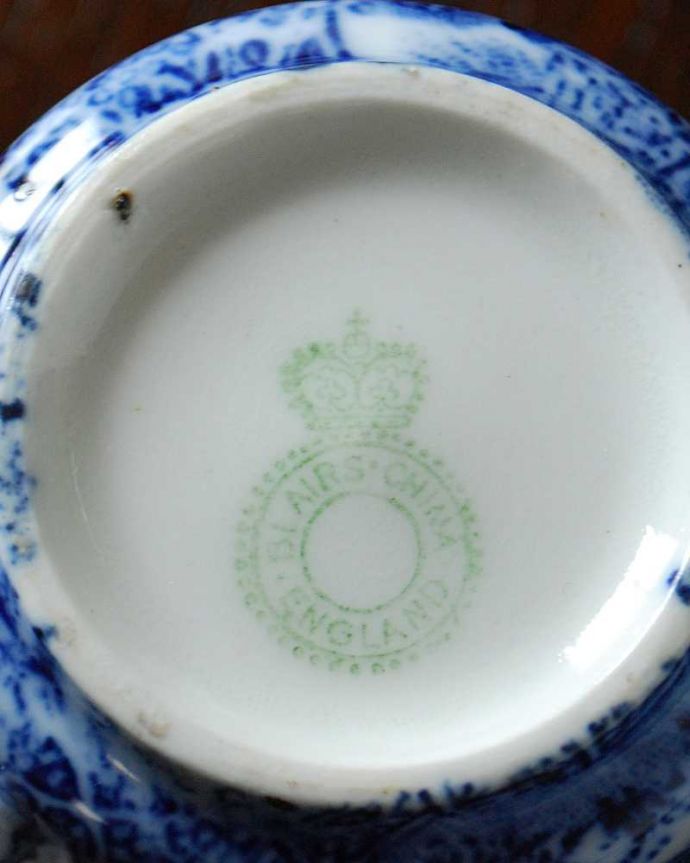 アンティーク 陶磁器の雑貨　アンティーク雑貨　イギリス輸入アンティーク雑貨、ウィローパターンのカップ＆ソーサー 。裏側には品質の証製造メーカー保証の意味がこもった窯印、ポーセリンマークがあります。(m-2666-z)