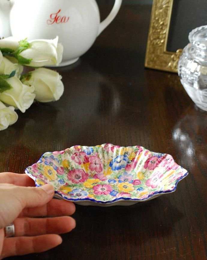 アンティーク 陶磁器の雑貨　アンティーク雑貨　色鮮やかなお花たちが美しいイギリスアンティークチンツボール（トレイ）。飾って使って楽しむアンティーク実用的に一番使いやすいサイズ。(m-2668-z)