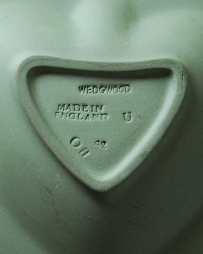 アンティーク 陶磁器の雑貨　アンティーク雑貨　アンティーク雑貨のジャスパーウェア、縁取りのレリーフも美しいスペード形のプレート。裏側には品質の証ひっくり返して見ると、ウェッジウッドのマークを見つけることが出来ます。(m-2680-z)