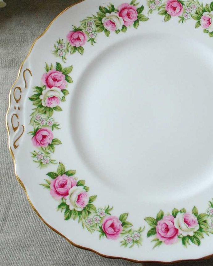 アンティーク 陶磁器の雑貨　アンティーク雑貨　大きなピンクのバラが咲き誇るアンティークのB＆Bプレート。ティータイムでバター付きのパンを置くための一枚Bread＆Butterプレート、通称B＆Bプレートと呼ばれるお皿。(m-2685-z)