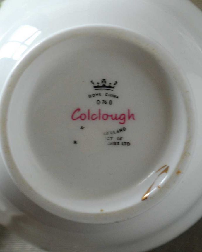 アンティーク 陶磁器の雑貨　アンティーク雑貨　英国で見つけたアンティーク、Colclough （コルクラフ）のミルクポット。裏側には品質の証製造メーカー保証の意味がこもった窯印、ポーセリンマークがあります。(m-2686-z)
