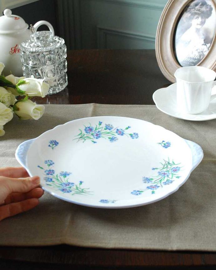 シェ―リー窯　アンティーク雑貨　美しいお花のデザインが描かれたシェリー窯のアンティークB＆Bプレート。現在も日常使いされるB＆Bプレートディナー皿代わりにも使える大きなサイズ。(m-2692-z)