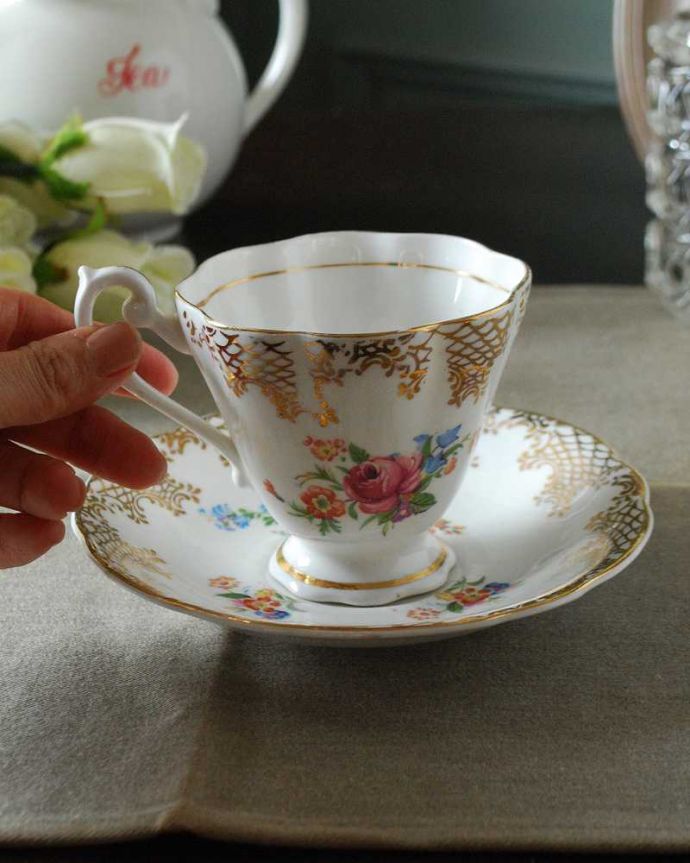 アンティーク 陶磁器の雑貨　アンティーク雑貨　色とりどりの可愛いお花×キラキラ輝く金彩が華やかなアンティークカップ＆ソーサー。お茶の時間をもっと優雅に･･･眺めているだけじゃもったいないので、実用的に使って下さい。(m-2693-z)