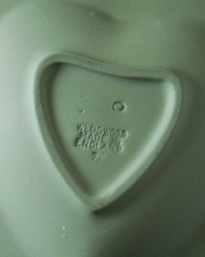 アンティーク 陶磁器の雑貨　アンティーク雑貨　セージグリーンがキレイなハート型のジャスパーウェア、アンティークプレート。裏側には品質の証ひっくり返して見ると、ウェッジウッドのマークを見つけることが出来ます。(m-2707-z)