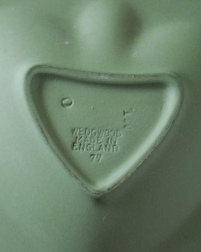 アンティーク 陶磁器の雑貨　アンティーク雑貨　セージグリーンがキレイなスペード型のジャスパーウェア、アンティークプレート。裏側には品質の証ひっくり返して見ると、ウェッジウッドのマークを見つけることが出来ます。(m-2708-z)