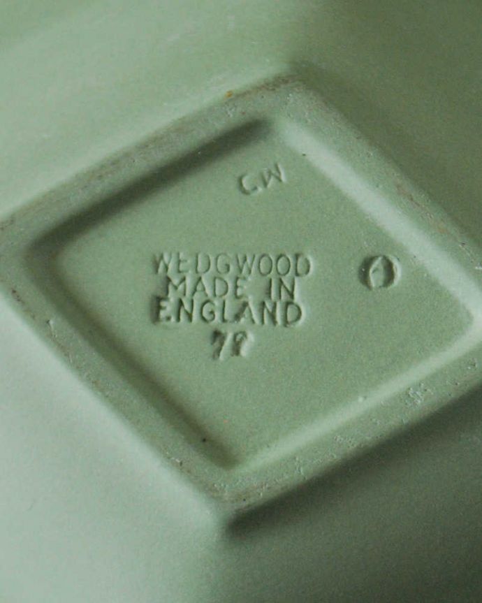 アンティーク 陶磁器の雑貨　アンティーク雑貨　セージグリーンがキレイなダイヤ型のジャスパーウェア、アンティークプレート。裏側には品質の証ひっくり返して見ると、ウェッジウッドのマークを見つけることが出来ます。(m-2710-z)