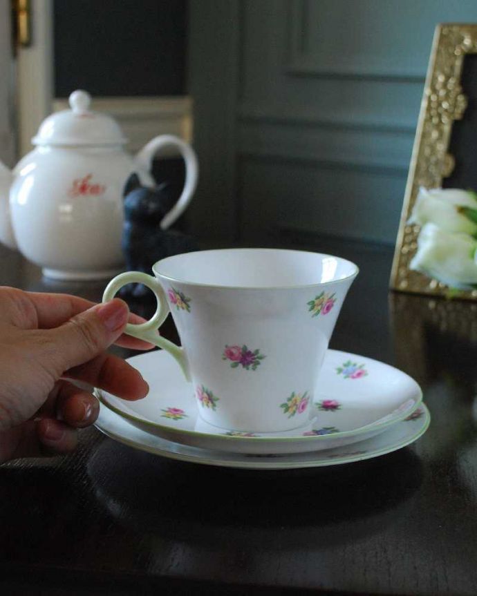 シェ―リー窯　アンティーク雑貨　小さなお花が散りばめられたシェリーのアンティークトリオ。お茶の時間をもっと優雅に･･･眺めているだけじゃもったいないので、実用的に使って下さい。(m-2718-z)